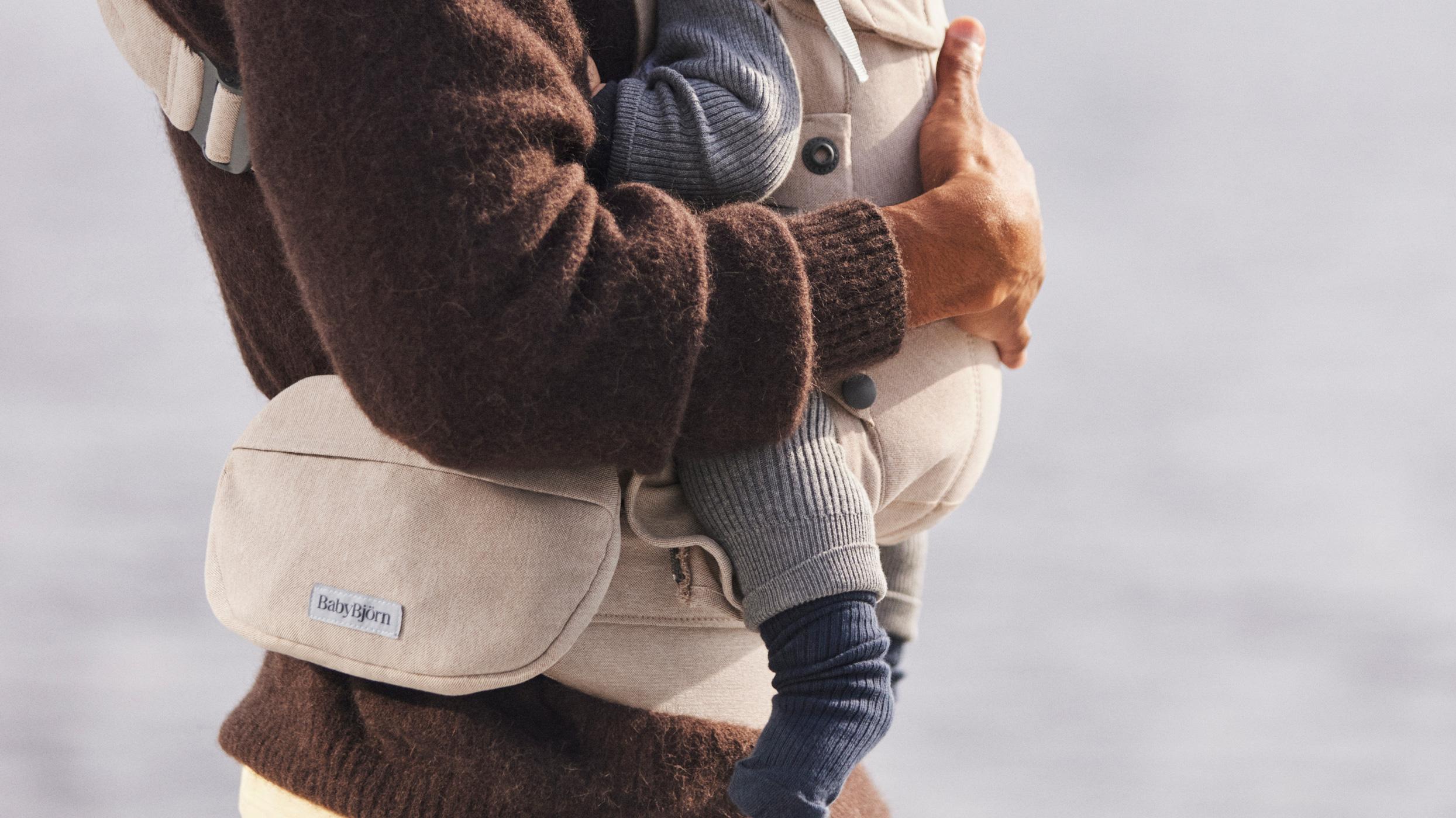 Baby Carrier Harmony - Woven mélange, Light beige with beige pocket pouch - BabyBjörn